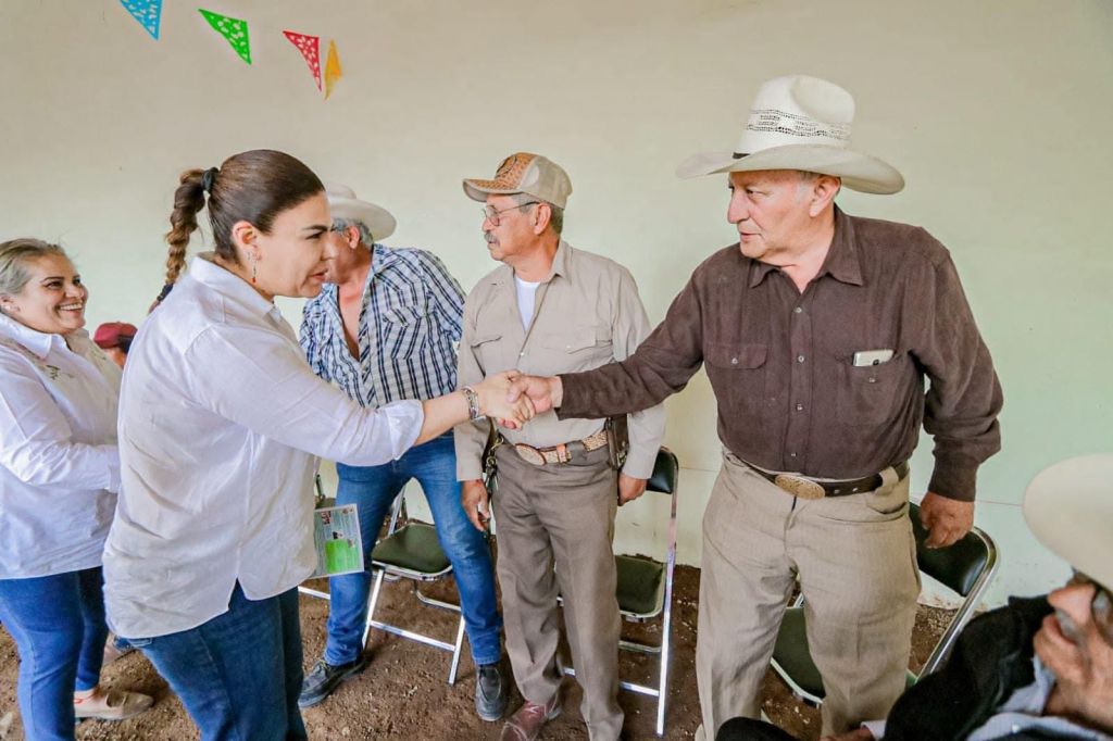 Se reúne Mayka Ortega con vecinos de Zapotlán